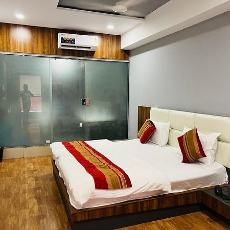 The Valentine Hotel Сурат Экстерьер фото