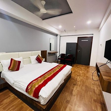 The Valentine Hotel Сурат Экстерьер фото