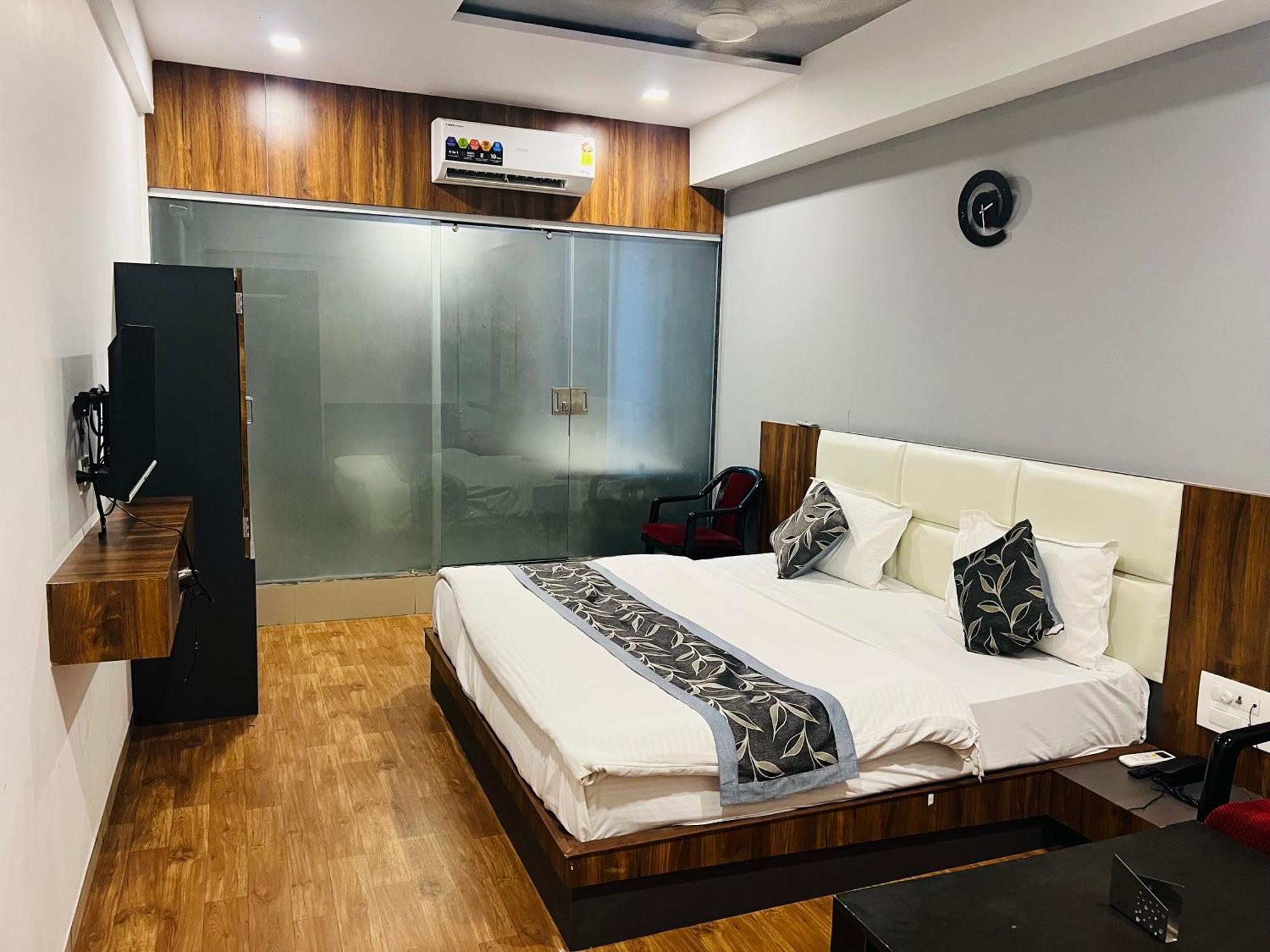The Valentine Hotel Сурат Экстерьер фото