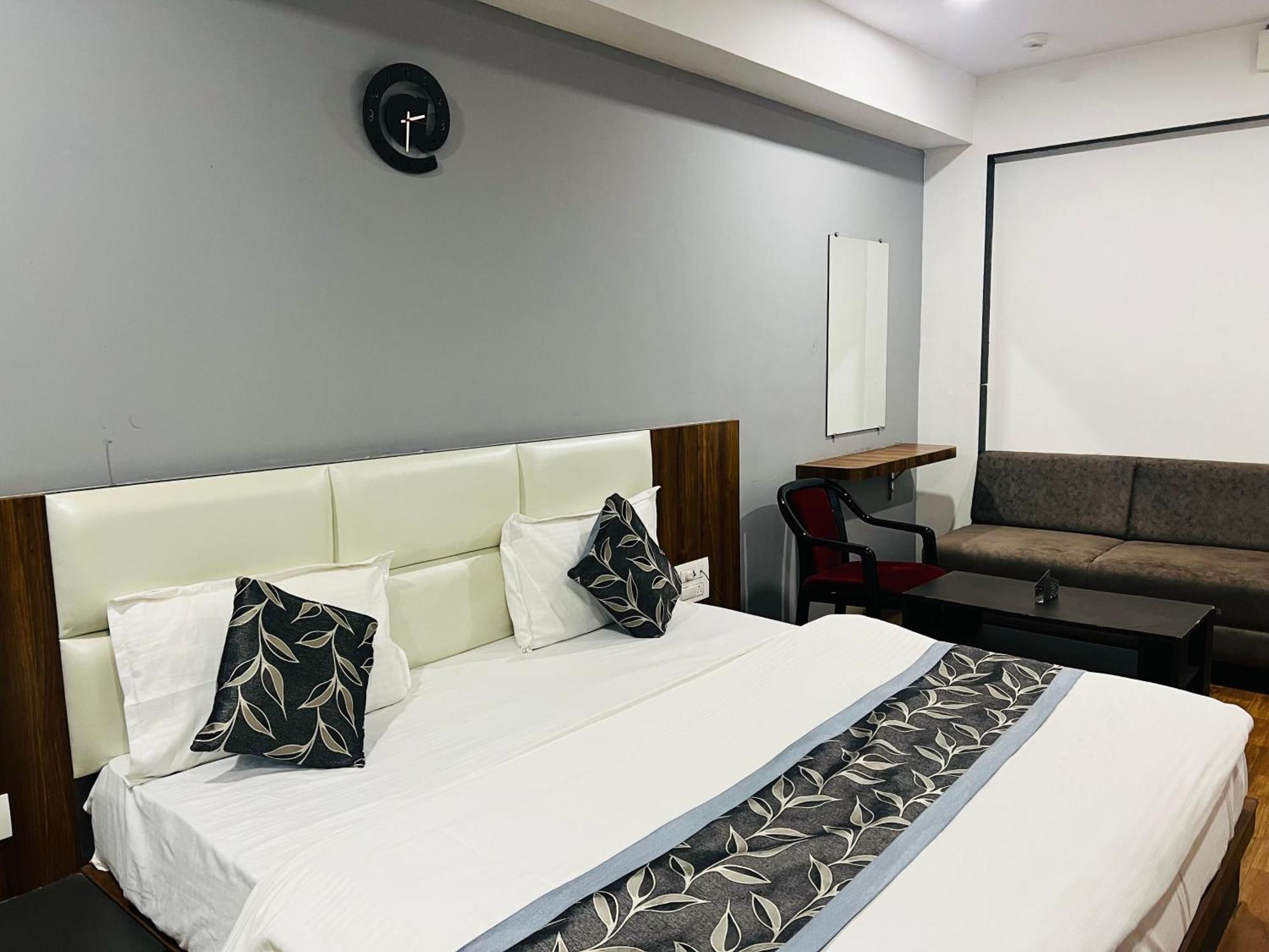The Valentine Hotel Сурат Экстерьер фото