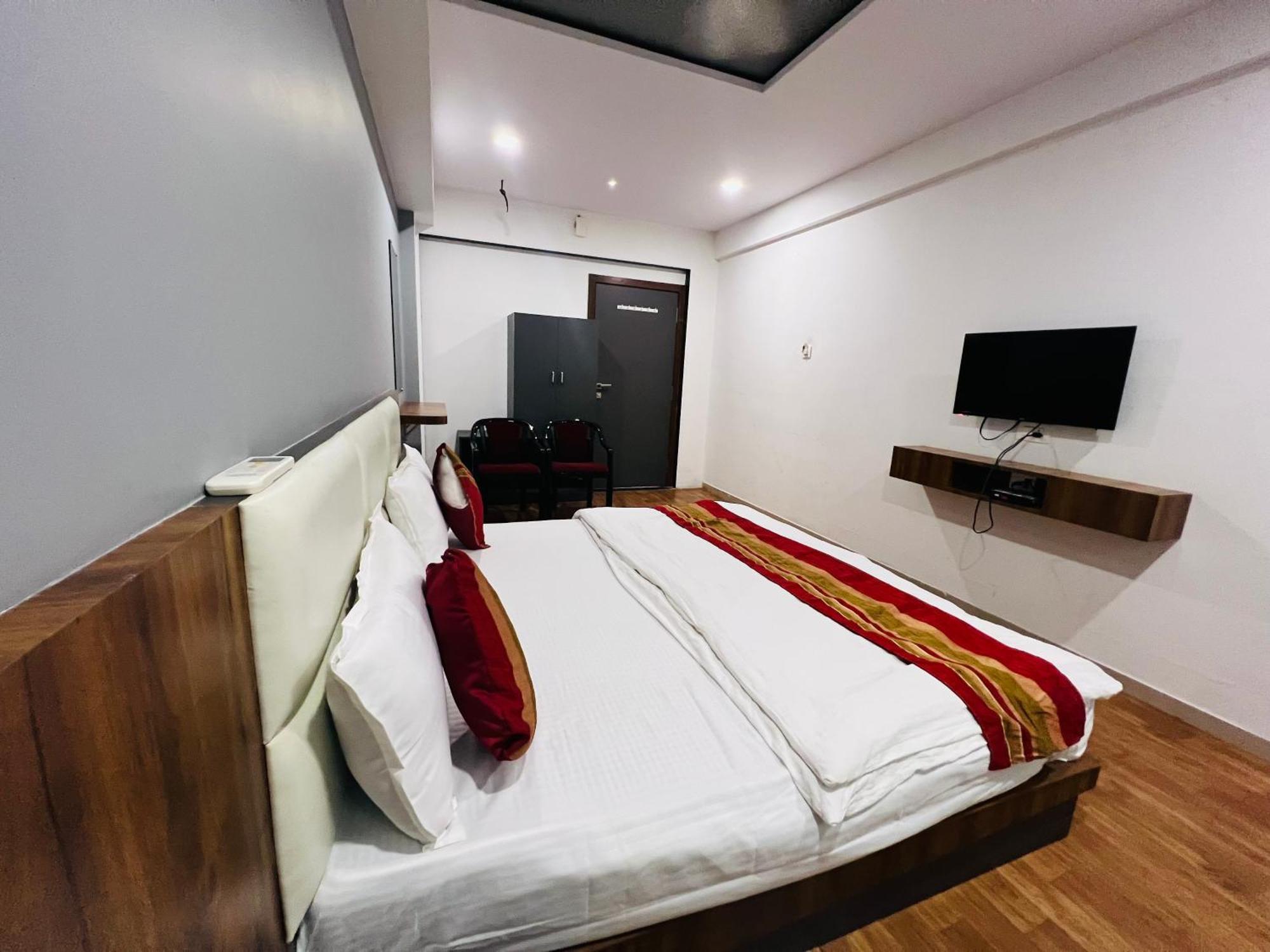 The Valentine Hotel Сурат Экстерьер фото