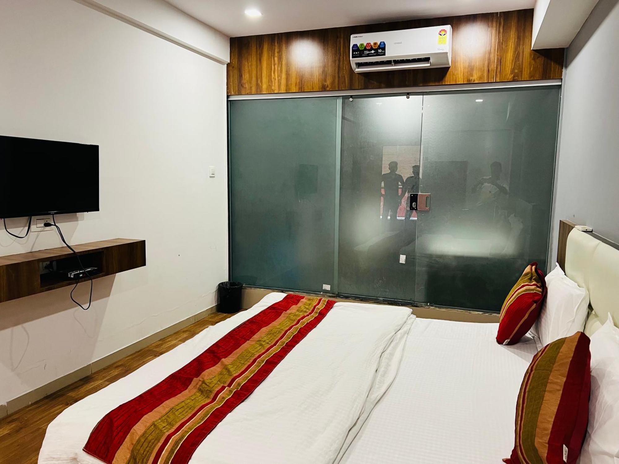 The Valentine Hotel Сурат Экстерьер фото