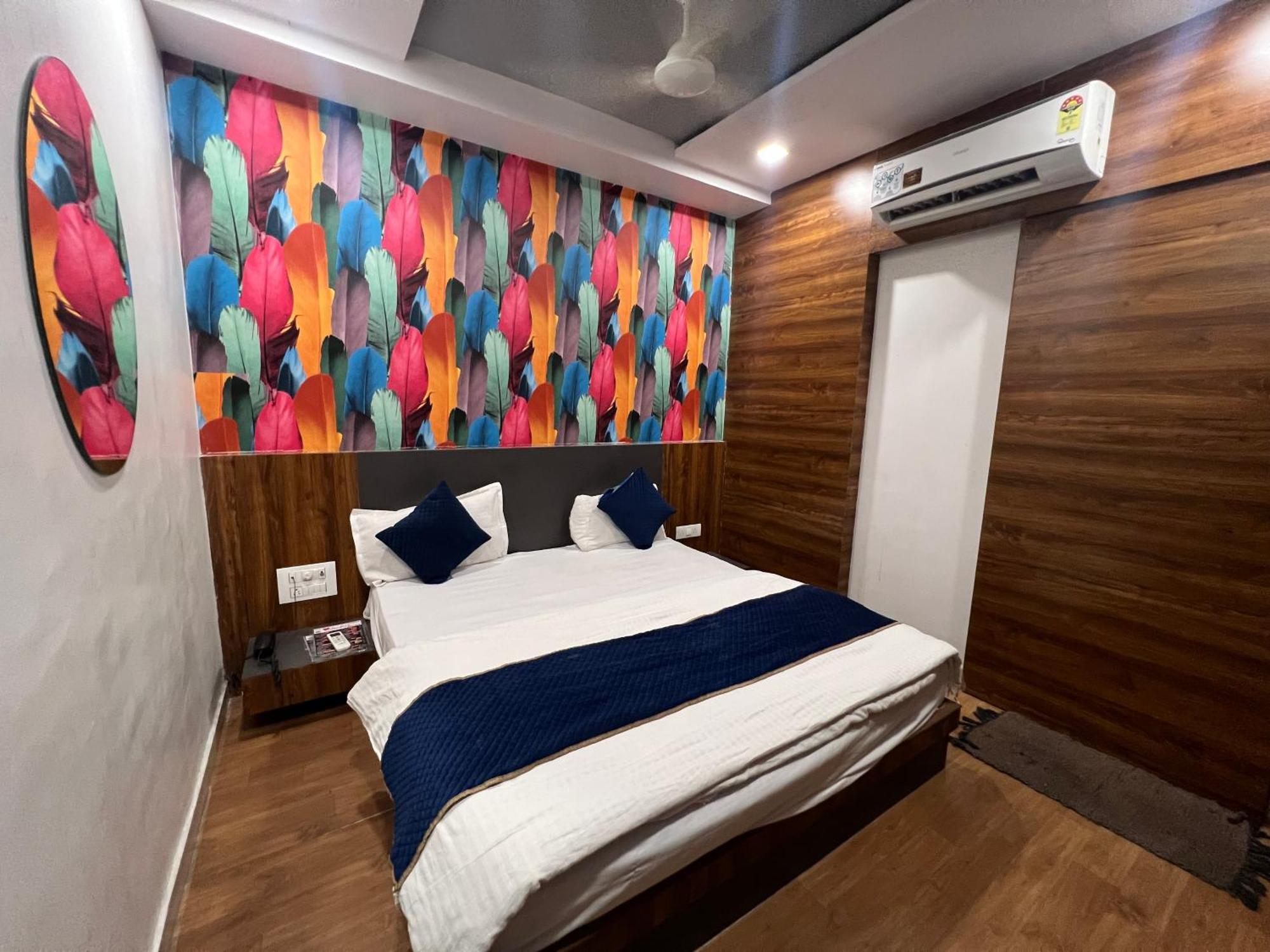 The Valentine Hotel Сурат Экстерьер фото