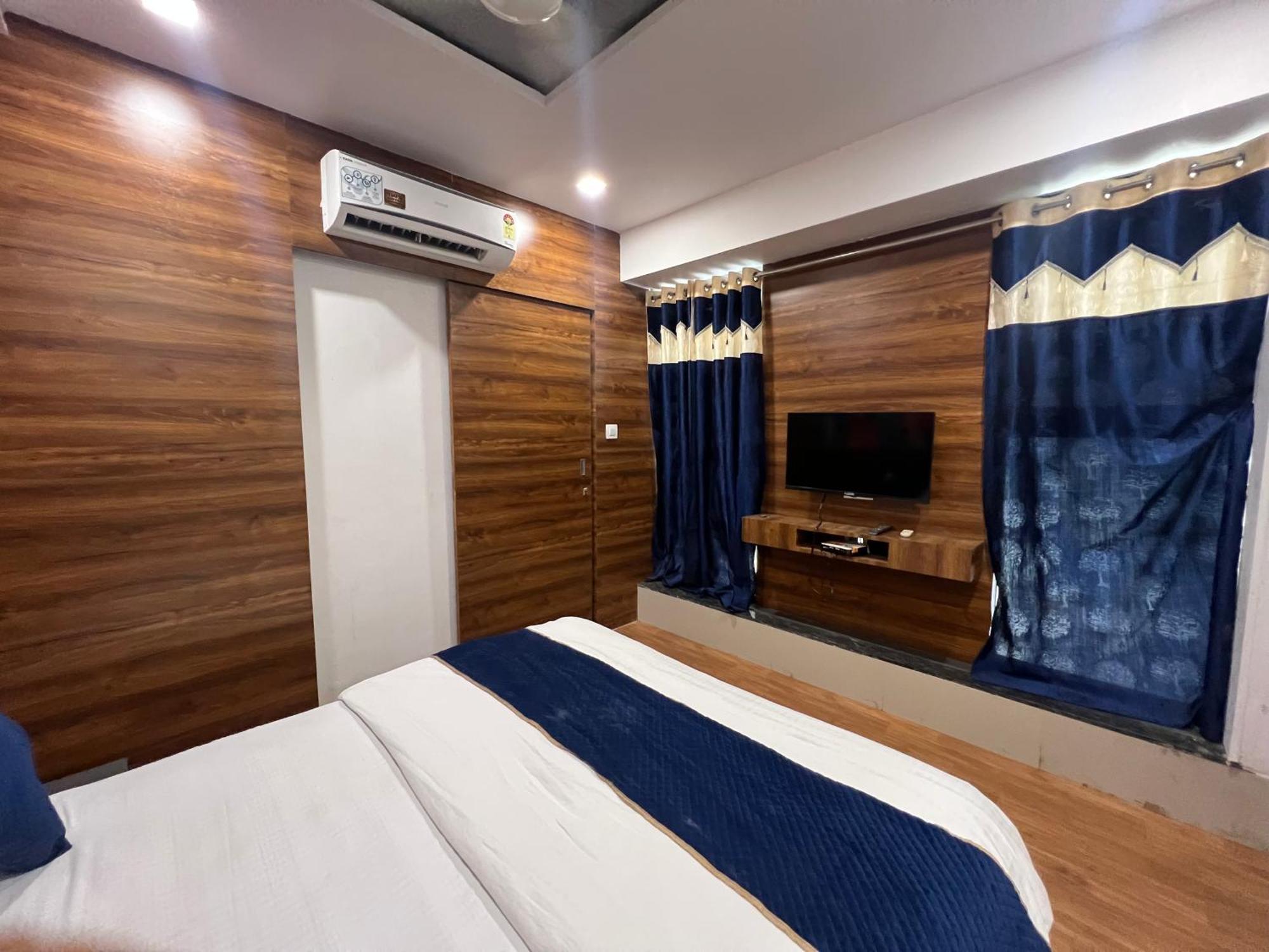 The Valentine Hotel Сурат Экстерьер фото