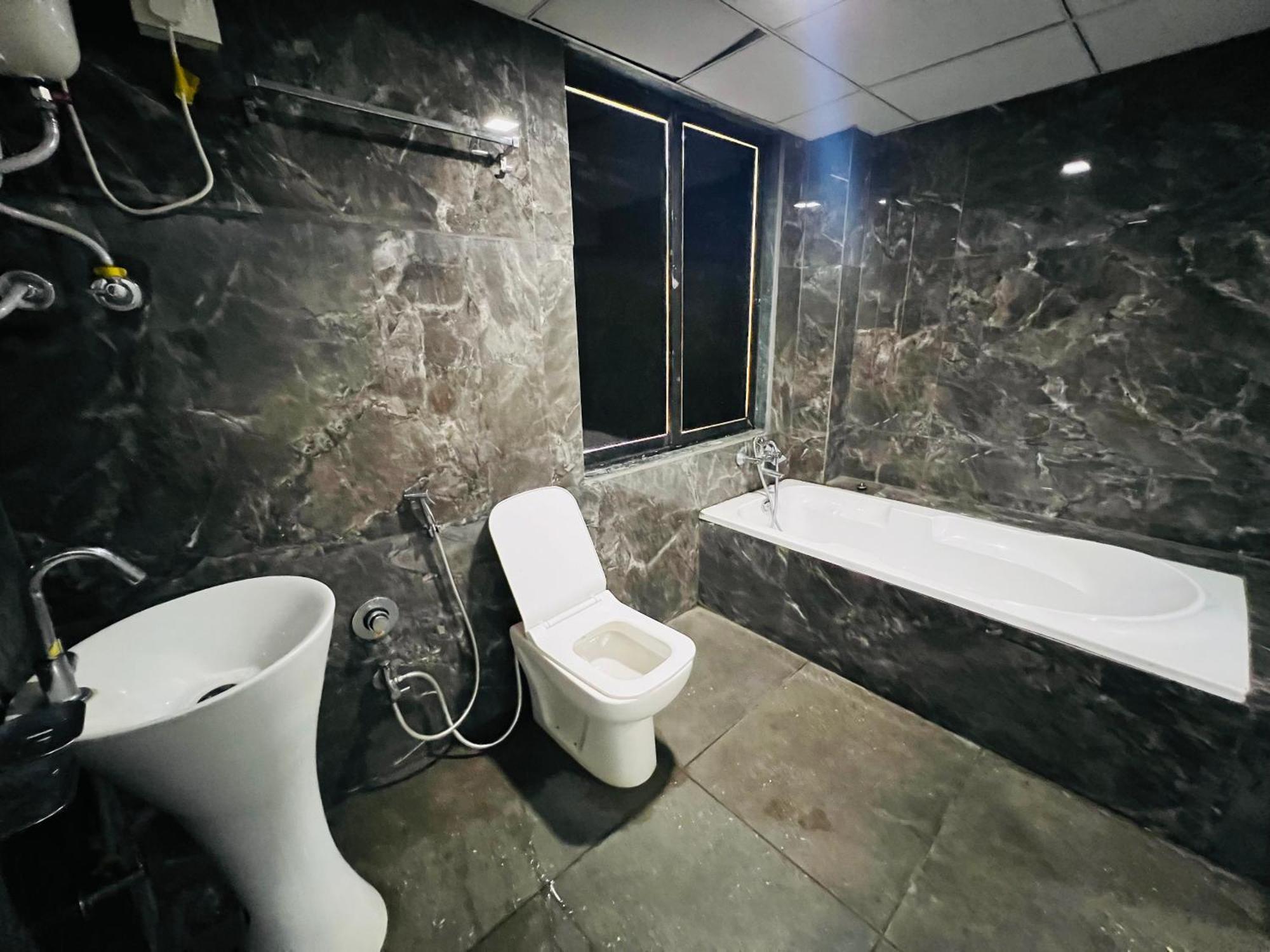 The Valentine Hotel Сурат Экстерьер фото