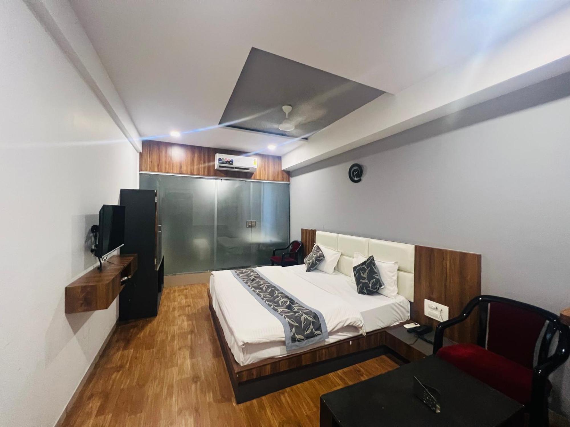 The Valentine Hotel Сурат Экстерьер фото